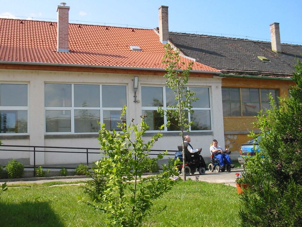 Mozgáskorlátozottak Közép-Magyarországi Regionális Egyesülete diadalív lakóotthon vác bejárat